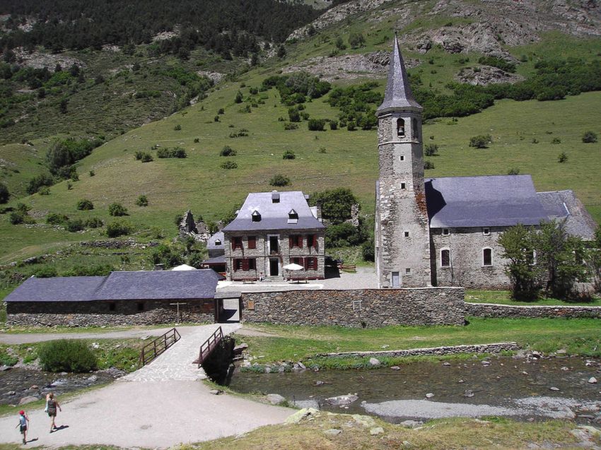 Montgarri-un-pequeno-pueblo-pintoresco-en-el-valle-de-Aran