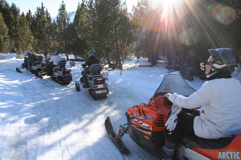 Excursiones-en-moto-de-nieve